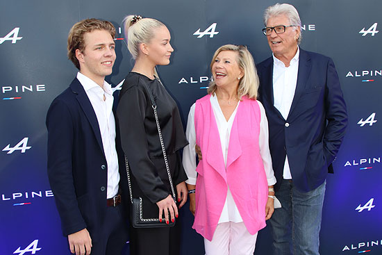 Joel Beckenbauer und Freundin Jessica , Marianne und Michel Hartl beim Alpine Cocktail anlässlich der Eröffnung des Alpine Showrooms in der Motorworld in München (©Foto: Martin Schmitz)